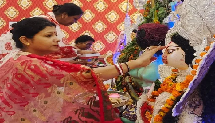 सिंदूर खेला : महिलाओं के उत्साह में फीकी पड़ी बारिश, मां को दी गई विदाई