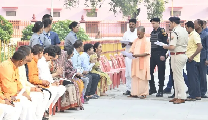 फरियादियों से मिले सीएम : बोले, जमीनी विवादों का हो त्वरित समाधान