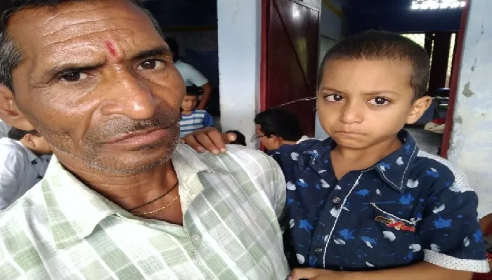 लापरवाही : मिड डे मील के दूध में छिपकली गिरी, 22 बच्चे बीमार