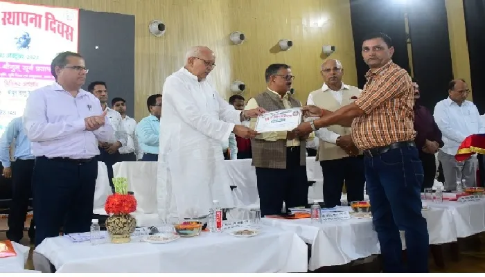 सम्मान समारोह : खेती के साथ व्यापार भी करें किसान