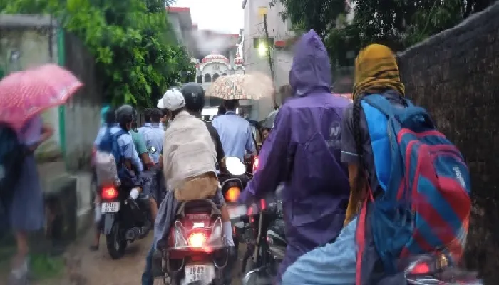 भारी लापरवाही : भीगते हुए स्कूल पहुंच गए बच्चे तो जागा प्रशासन, घोषित की छुट्टी