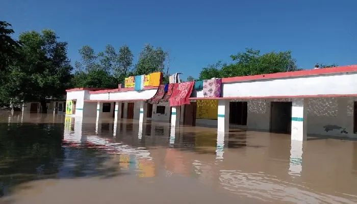 बाढ़ समस्या : करीब सौ विद्यालय हैं जलमग्न, पठन-पाठन ठप