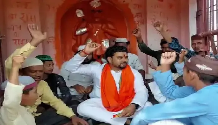 धार्मिक स्थल पर विशेष समुदाए के लोगें ने पढ़ी हनुमान चालीसा