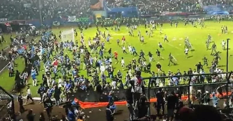 Video: Indonesia के स्टेडियम में फुटबॉल मैच के दौरान भड़की हिंसा, 174 लोगों की मौत