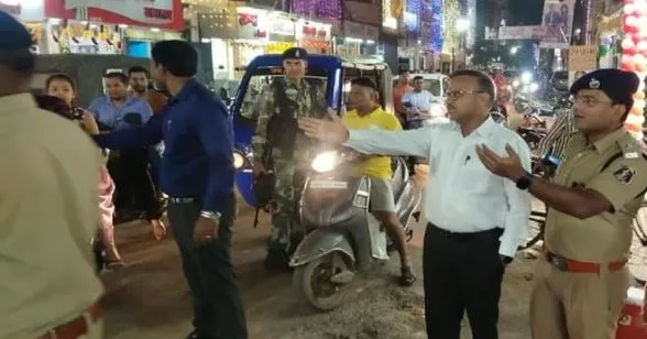 छत्तीसगढ़: दिवाली पर अपराध रोकने पुलिस का पैदल मार्च, जगह-जगह चेकिंग, संदिग्धों से पूछताछ