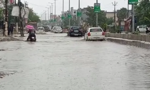 बरेली: आफत की बारिश का आगाज…सड़कें बनी तालाब, घरों में घुसा पानी, जनजीवन प्रभावित