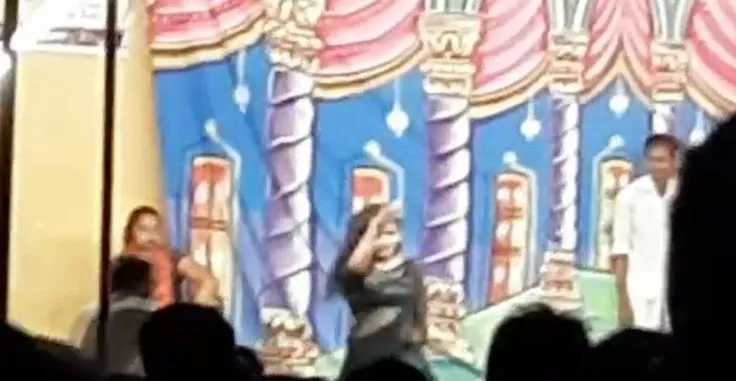 बरेली: रामलीला मंच पर बार बालाओं का फिल्मी गानों पर अश्लील डांस, Video Viral