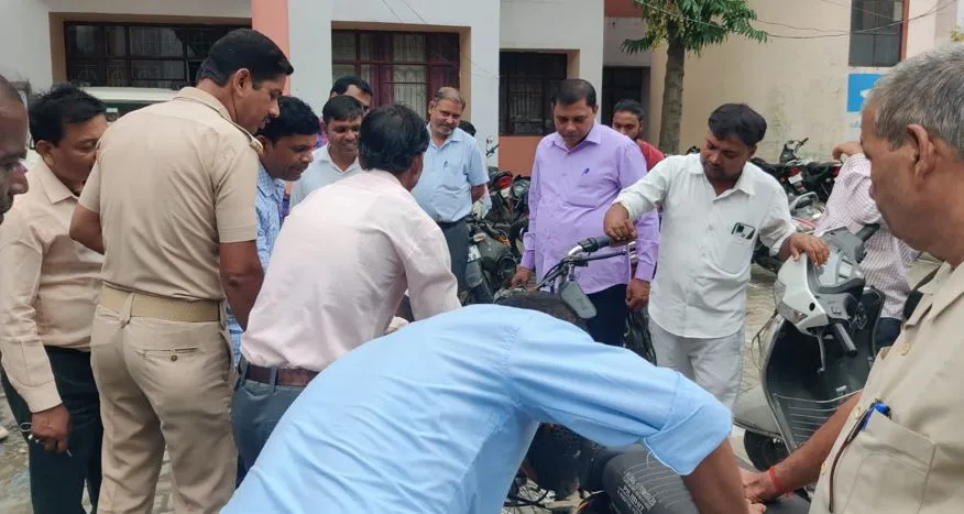 पीलीभीत: कलेक्ट्रेट परिसर में सांप निकलने की सूचना, मची भगदड़