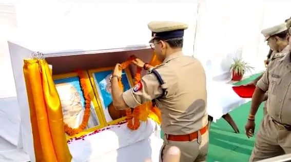 बरेली: महात्मा गांधी और लाल बहादुर शास्त्री की जयंती पुलिस लाइन में दी गई श्रद्धांजलि, देखें Video