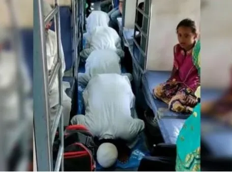 कुशीनगर: ट्रेन में यात्रियों की आवाजाही पर लगाई रोक, फिर पढ़ी नमाज, वीडियो वायरल
