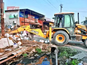 रुद्रपुर: भूरारानी से इंदिरा चौक हाईवे पर चली जेसीबी, कई अतिक्रमण किए ध्वस्त