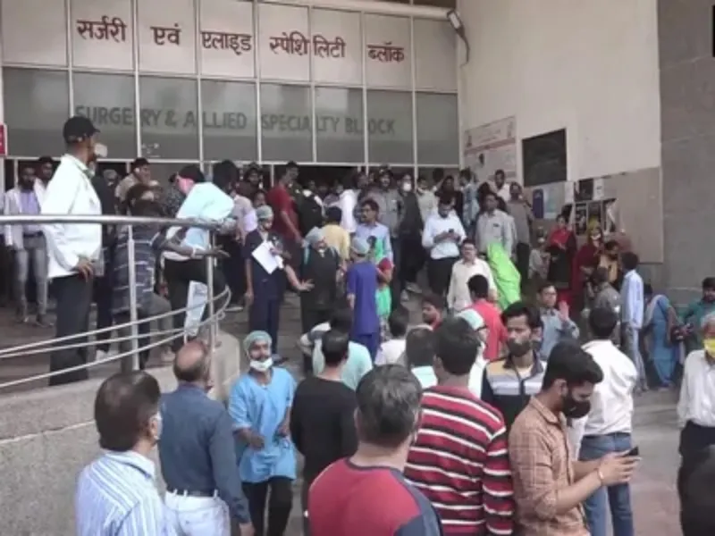 आगरा: मरीजों की बढ़ी संख्या, कम पड़ गए पर्चा बनवाने के काउंटर      