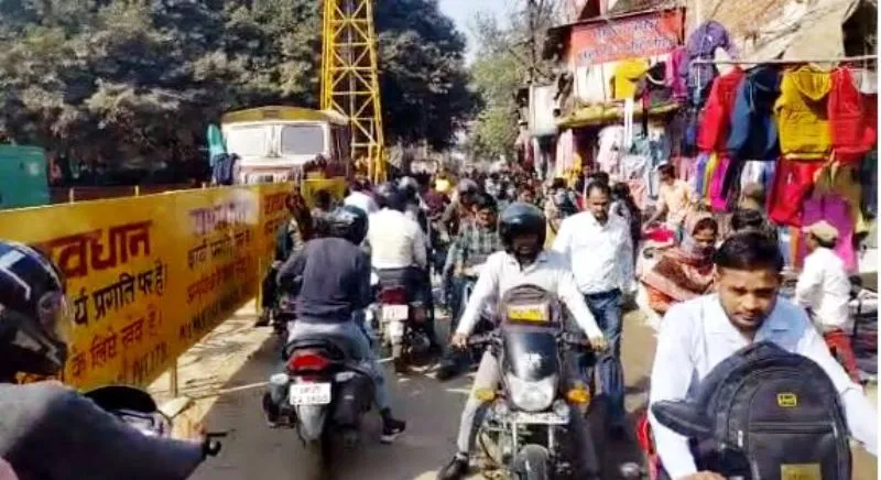 बरेली: स्मार्ट सिटी के विकास कार्य बने जनता के लिए मुसीबत, जाम और गड्ढों से लोगों का हाल बेहाल