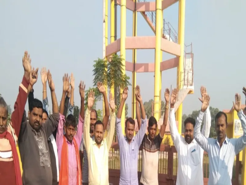 बहराइच: पानी टंकी संचालन के लिए ग्रामीणों का प्रदर्शन