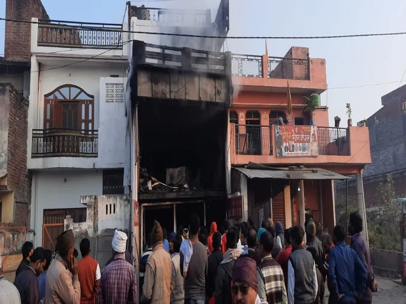 रायबरेली: कपड़े के शोरूम में लगी आग, करोड़ों का माल हुआ खाक