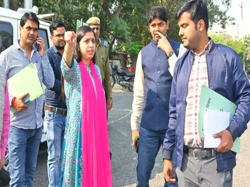 महाराणा प्रताप चौराहे के सौंदर्यीकरण कार्य को जल्दी पूरा करें अफसर :डीएम