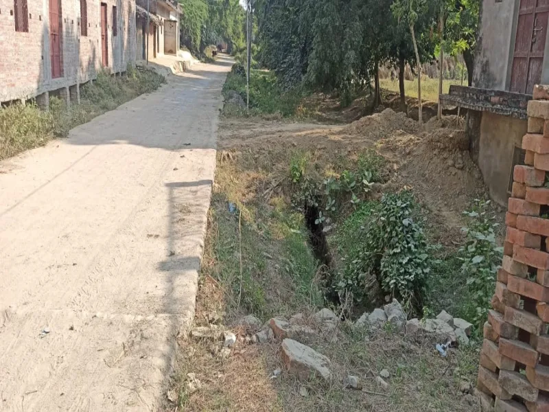 चित्रकूट: अधूरी नाली निर्माण से ग्रामीण परेशान, गंदे पानी से संक्रमण का खतरा बढ़ा