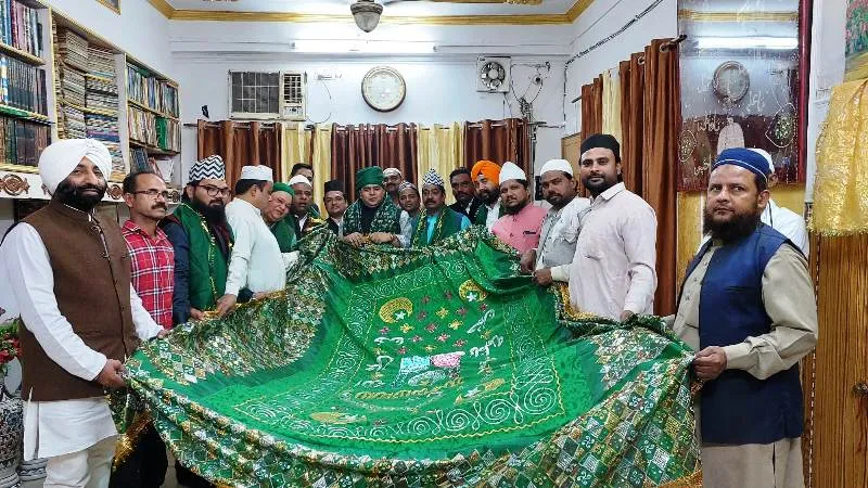 बरेली: अल्पसंख्यक आयोग के चैयरमेन अशफ़ाक़ सैफी ने दरगाह पर की चादरपोशी