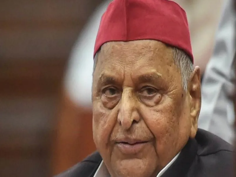 सैफई में जयंती पर मुलायम सिंह को दी जा रही श्रद्धांजलि, परिवार के लोग हुए शामिल 