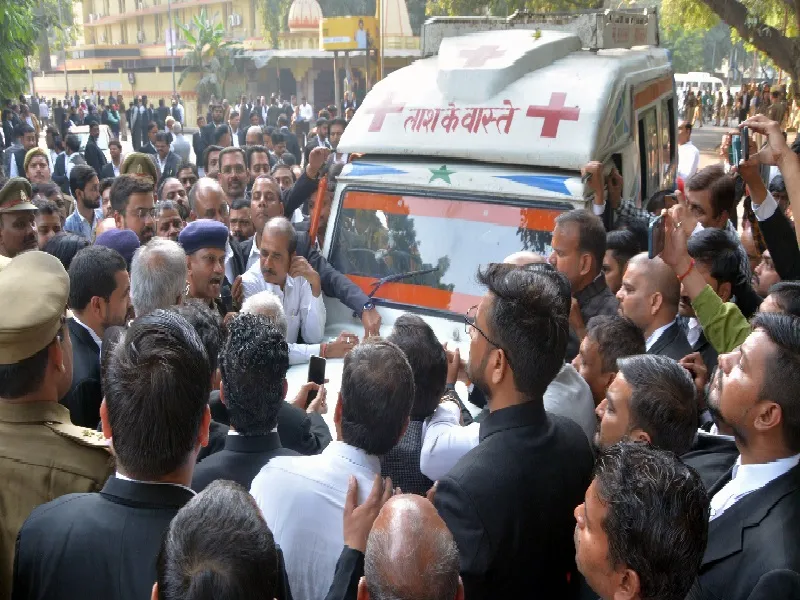 लखनऊ : सड़क पर शव रखकर अधिवक्ताओं ने दो घंटे तक किया चक्का जाम