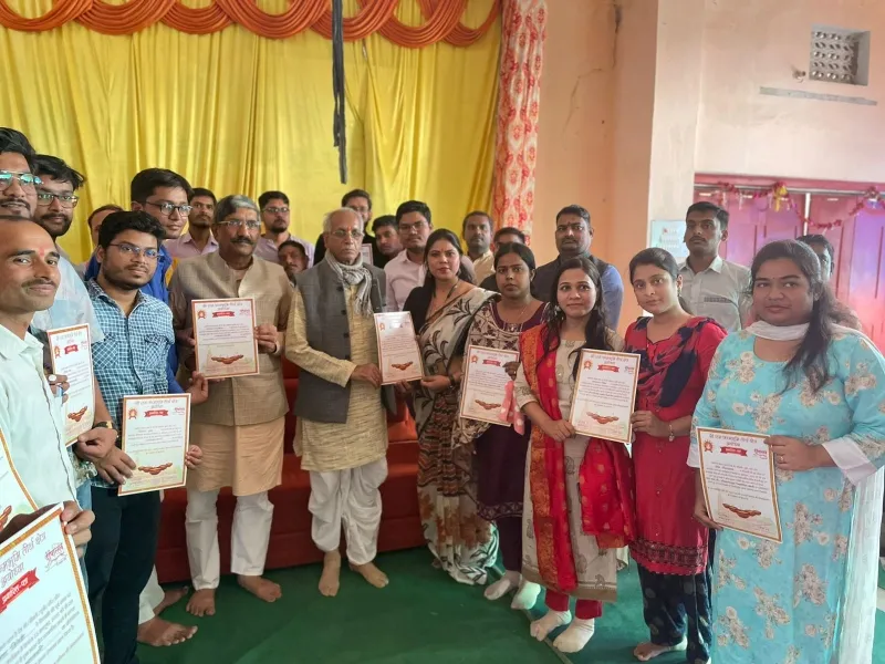 अयोध्या: दीपोत्सव पर राम जन्मभूमि परिसर में दीप जलाने वाले स्वयंसेवकों को मिला प्रशस्ति पत्र