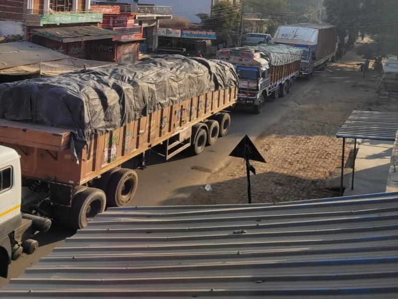 रायबरेली: रेलवे क्रॉसिंग पर चल रहा था काम, रात भर सड़क पर रेंगता रहा ट्रैफिक 