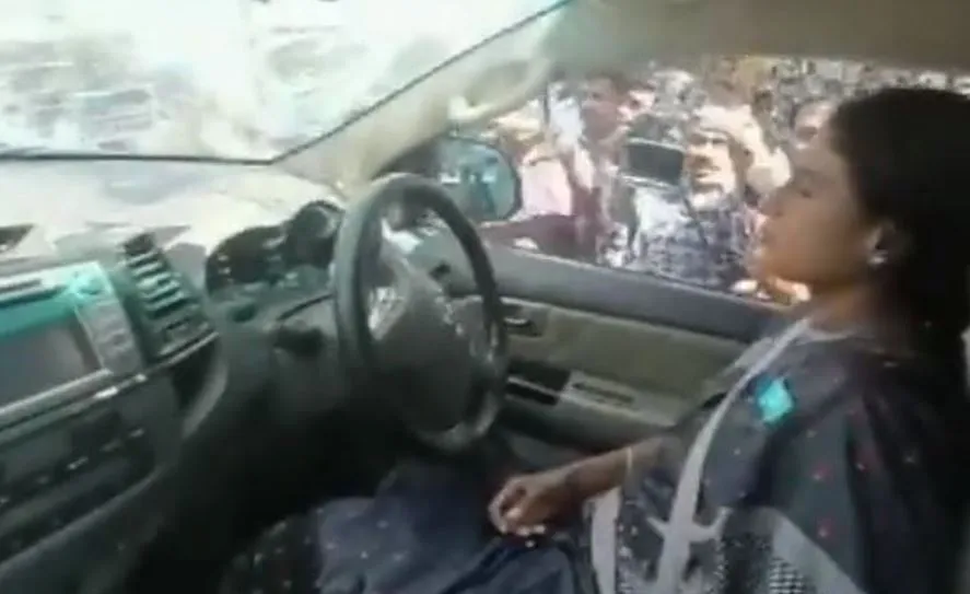 Video: आंध्र प्रदेश के CM की बहन की कार को तेलंगाना पुलिस ने क्रेन की मदद से घसीटा