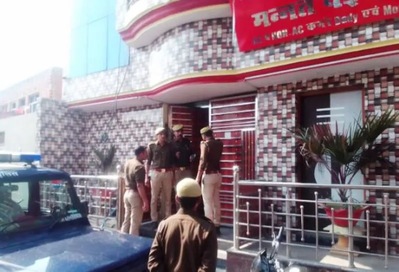 शाहजहांपुर: पूर्व चेयरमैन के गेस्ट हाउस पर छापा, सात जोड़े पकड़े