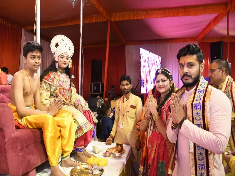 अयोध्या: कथा के आखिरी दिन खेली फूलों की होली, भंडारे का हुआ आयोजन 