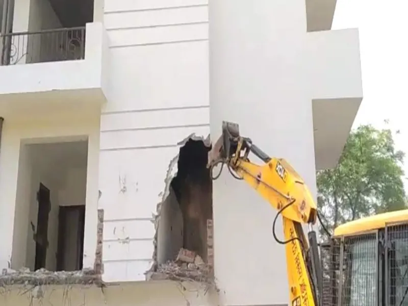यजदान बिल्डर: एलडीए ने शुरू की इमारत गिराने की कार्रवाई, कोर्ट में है मामला 