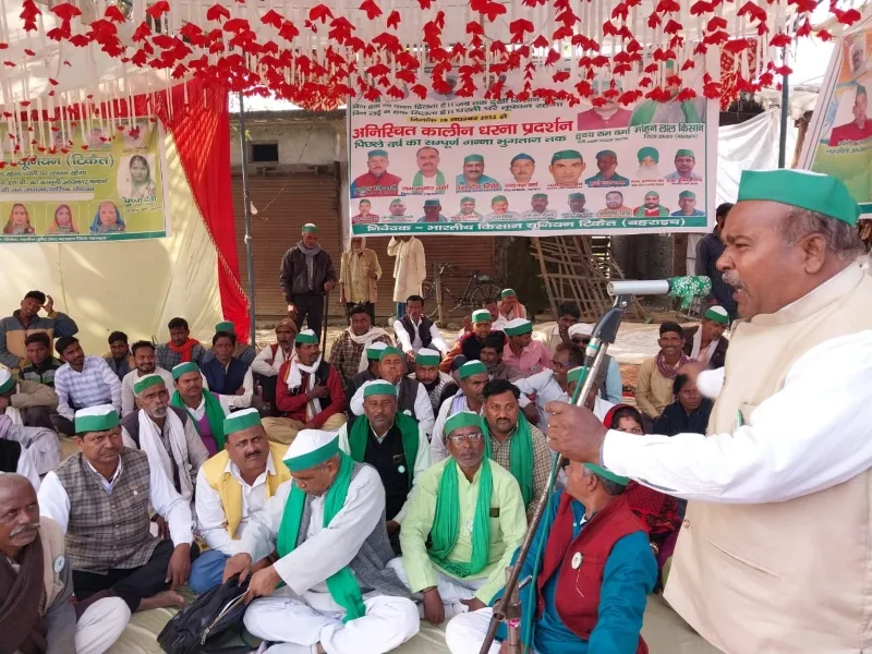 बहराइच: धरने पर बैठे किसानों ने कोतवाल पर लगाया अभद्रता का आरोप