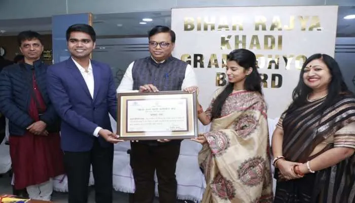 मैथिली ठाकुर को बिहार खादी व हस्तकला का बनाया गया ब्रांड एंबेसडर