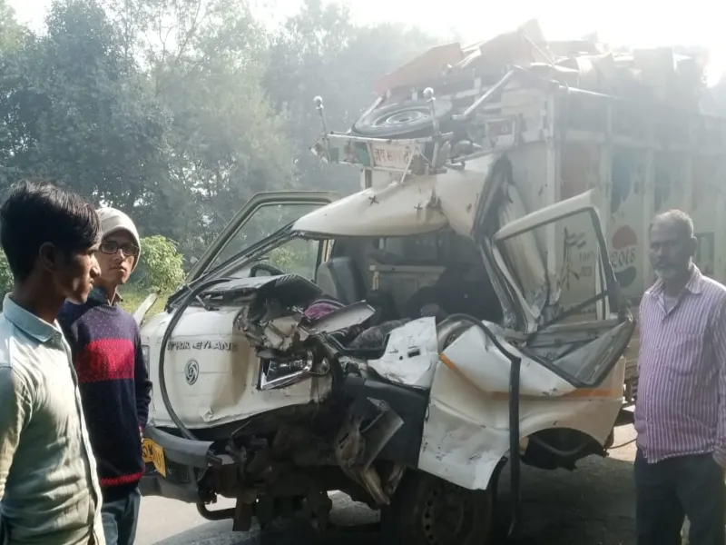 सीतापुर: खिलौने से भरी पिकअप हुई दुर्घटनाग्रस्त, एक की मौत     