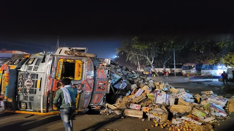 मुरादाबाद:  डिवाइडर पर चढ़ा फलों लदा ट्रक, रामपुर रोड पर लगा जाम