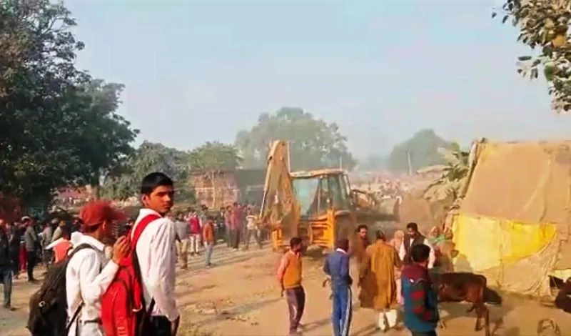 बरेली: दबंगों ने खोखे और झोपड़ियों पर चलाया बुलडोजर, विरोध पर की पिटाई