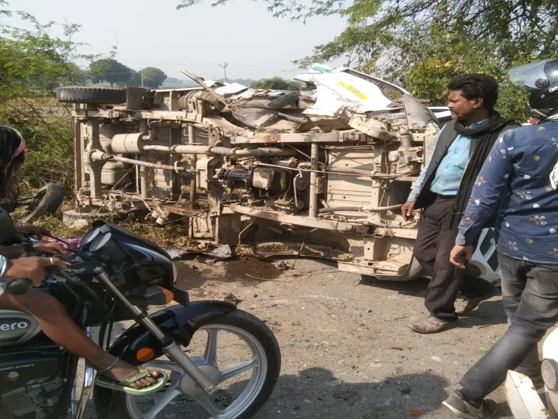 रायबरेली: कार को टक्कर मारने के बाद पलटी पिकअप ,महिला की मौत, शिक्षक गंभीर 