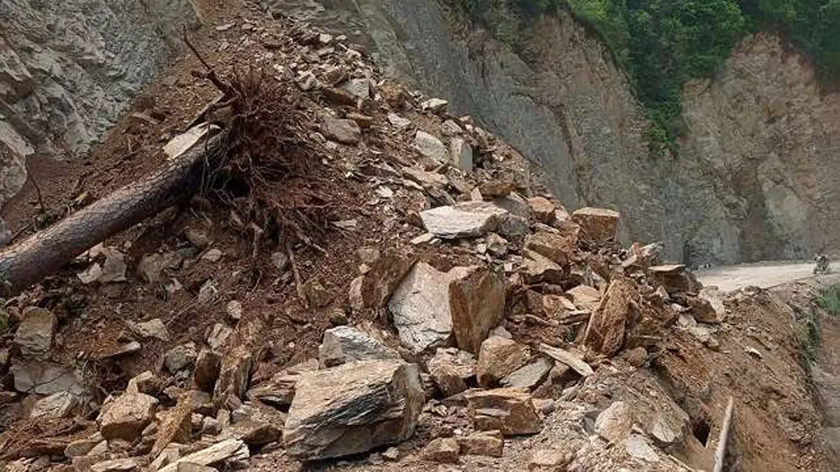 बागेश्वर: ठेकेदार की अंगुलियों पर नाचता है कानून..! प्रशासन की चेतावनी के बाद भी नहीं चेता...