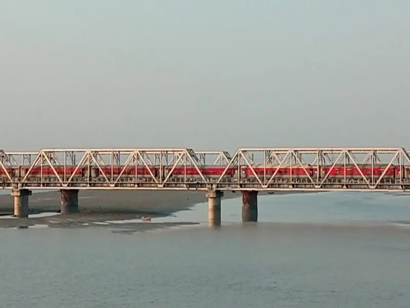 बहराइच: चेन पुलिंग के चलते एल्गिन ब्रिज पर खड़ी हो गई सुशासन एक्सप्रेस, दहशत में रहे यात्री 