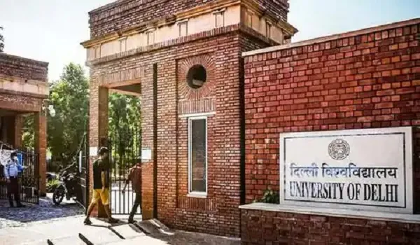 ABVP ने सेमेस्टर परीक्षा के रिजल्ट में देरी को लेकर DU के लॉ फैकल्टी में किया प्रदर्शन