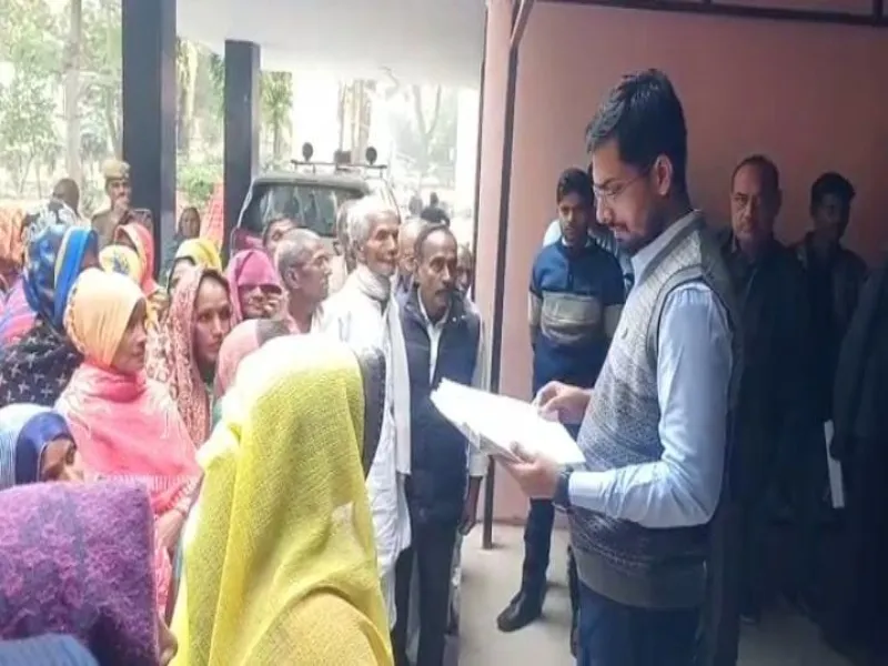 उन्नाव: ग्रामीणों ने तहसील प्रशासन पर लगाए गंभीर आरोप, शपथपत्र देकर डीएम से की ये बड़ी मांग 