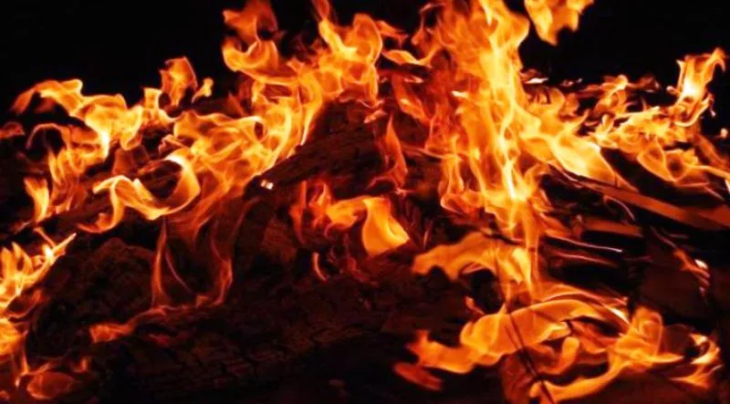 कासगंज: भूसे के ढेर और बुर्जी में लगी आग, जलकर युवक की मौत