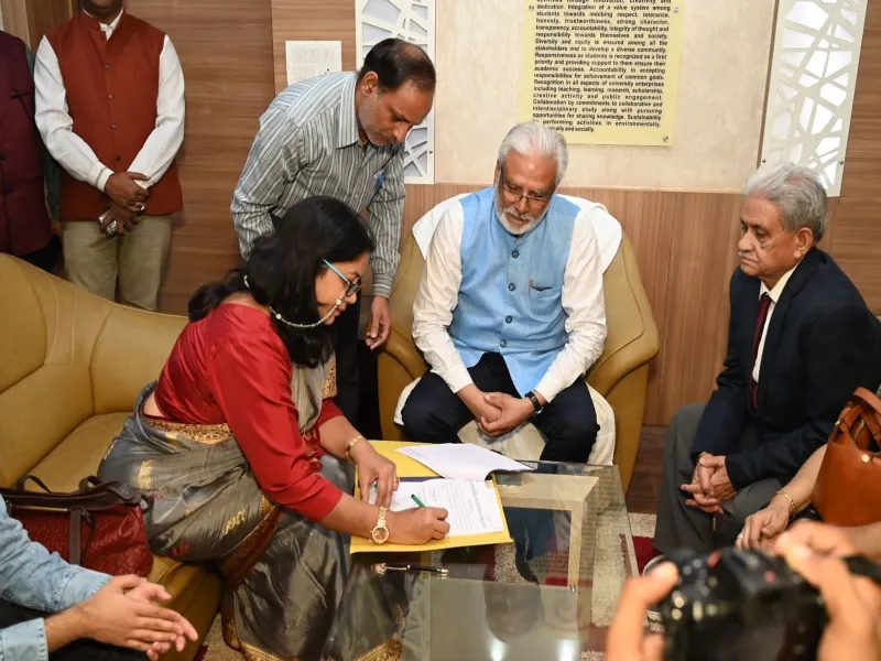 अयोध्या: अवध विश्वविद्यालय में प्रो. प्रतिभा गोयल ने कुलपति का कार्यभार ग्रहण किया