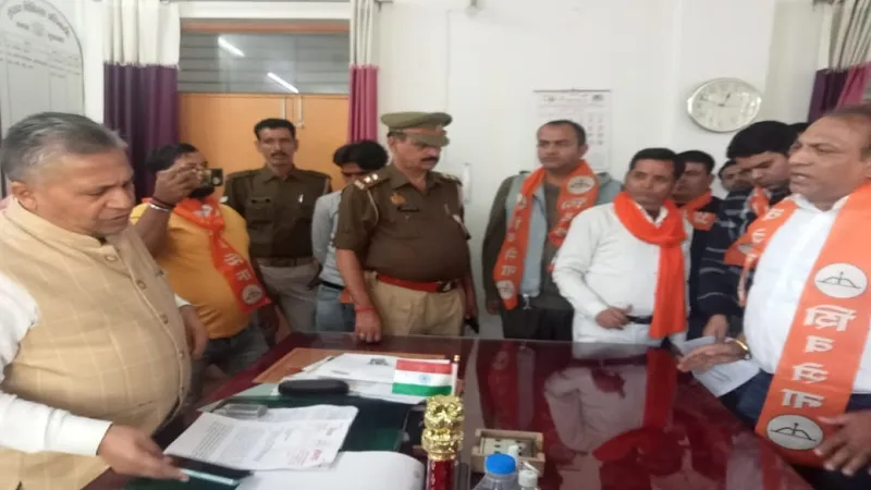 मुरादाबाद : झोलाछाप के संरक्षण और डेंगू नियंत्रण में विफलता पर सीएमओ का घेराव