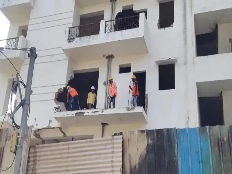 लखनऊ: यजदान बिल्डिंग मामले में स्टे आर्डर लेकर पहुंचे वकील, नहीं रुकी कार्रवाई   