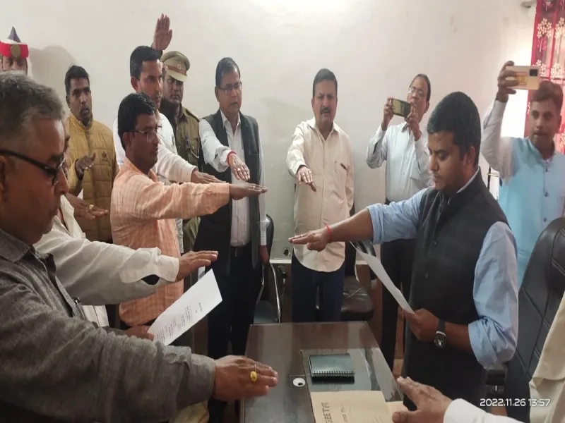 जौनपुर: संविधान दिवस के अवसर पर डीएम ने कर्मचारियों को दिलाई शपथ