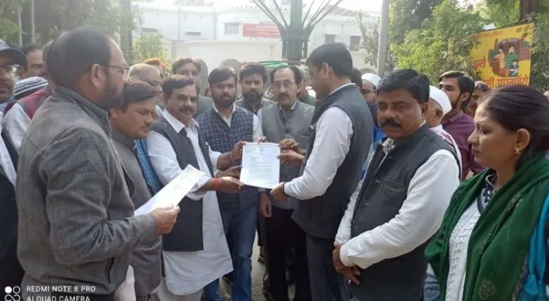 बरेली: कांग्रेसियों ने सौंपा ज्ञापन, किसानों को डीएपी उचित दर और आसानी से उपलब्ध कराने की मांग