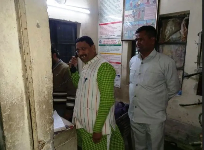 बरेली: महेशपुरा क्रासिंग पर लगा जाम, इंजन और ट्रेन एक साथ देख घबराए लोग