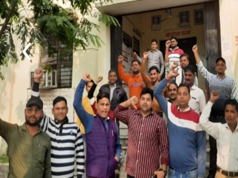 उन्नाव: बिजलीकर्मियों की हड़ताल जारी, उपभोक्ता झेल रहे परेशानी