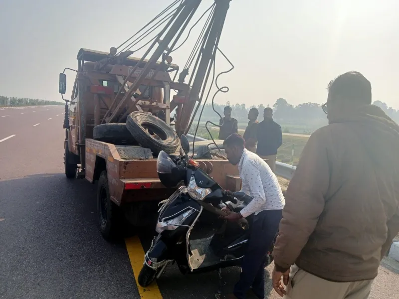 उन्नाव: अज्ञात वाहन की टक्कर से स्कूटी सवार भाई-बहन की मौत, एक घायल