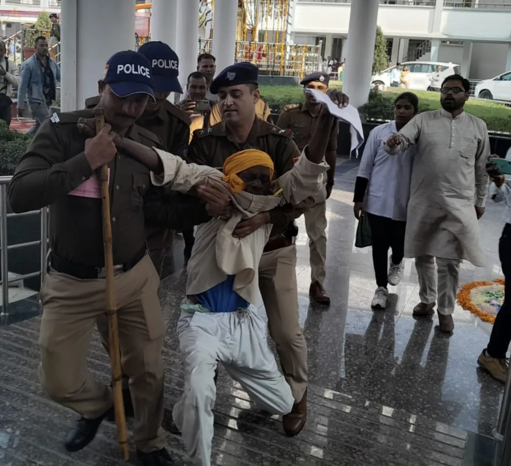 रुद्रपुर: राज्यपाल के कार्यक्रम में एक व्यक्ति का हंगामा, पुलिस ने बमुश्किल दबोचा